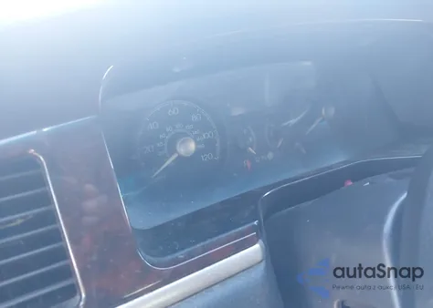 2004 Lincoln Town Car Signature z USA, uszkodzony, nr VIN 1LNHM81W94Y610037